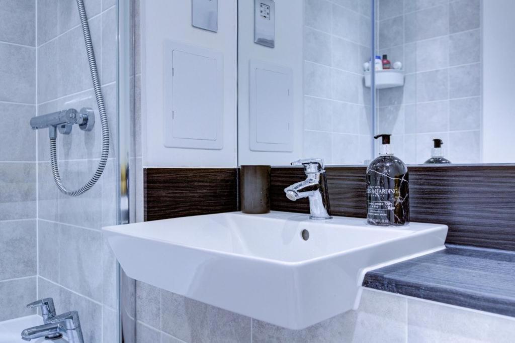 Luxury 2 Bed Flat In A New Block In East Acton Leilighet London Eksteriør bilde